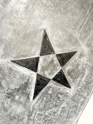 Rossa è la stella/Nera è la stella, Particolare dell'impronta convessa della stella nera