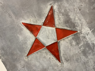 Rossa è la stella/Nera è la stella, Particolare dell'impronta concava della stella rossa